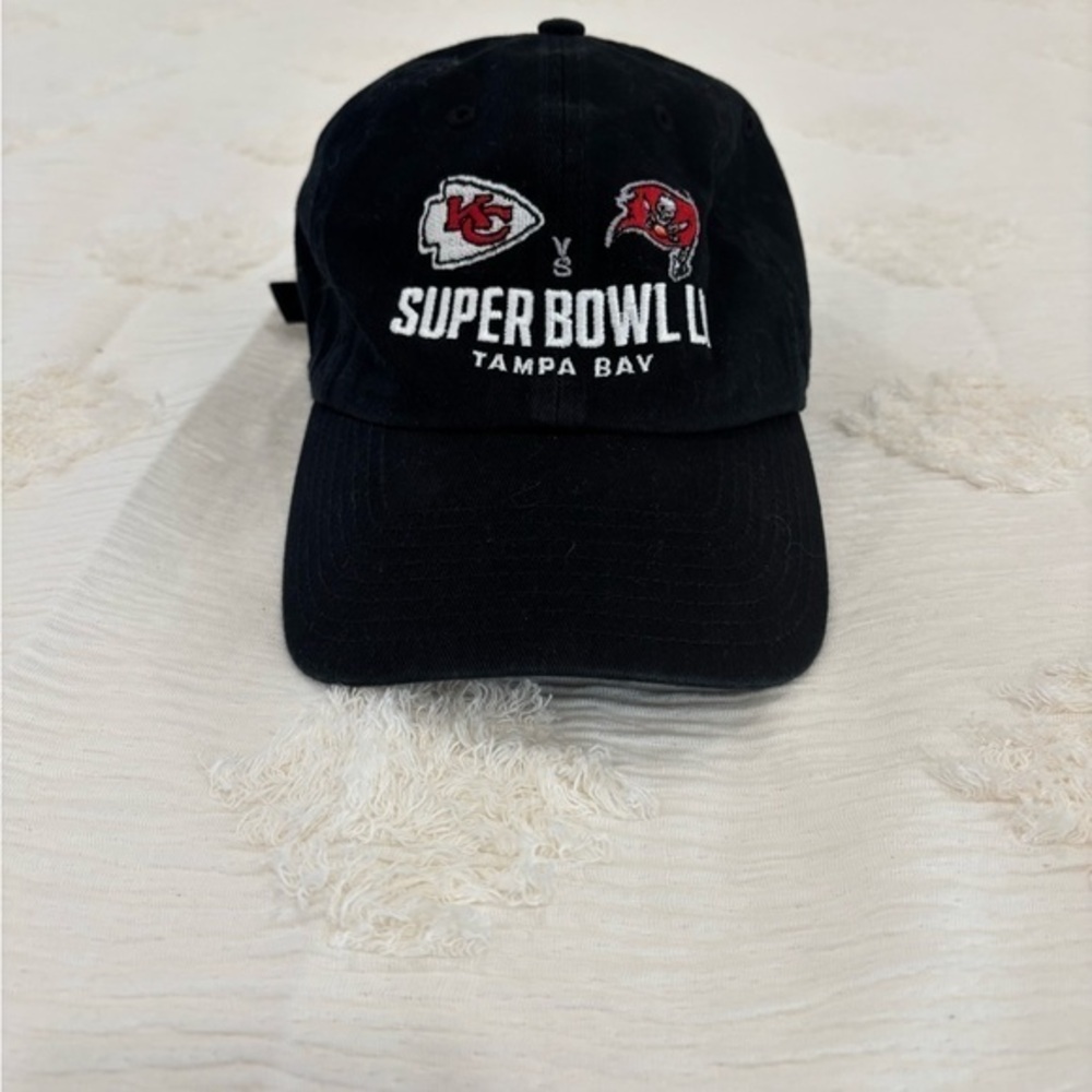 NWOT Kansas City vs Tampa Buccaneers Super Bowl hat in black w/ adjustable strap